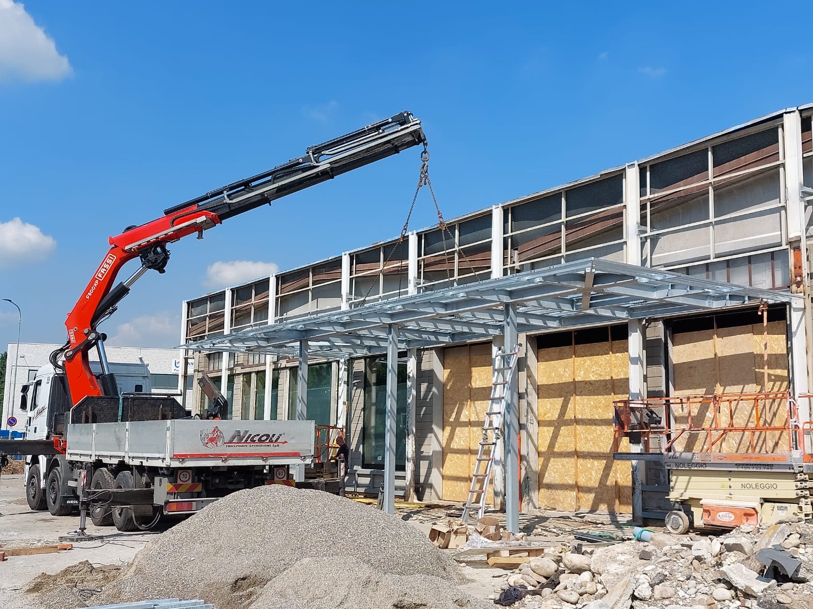 opere di carpenteria metallica per realizzazione di tettoria e pensilina