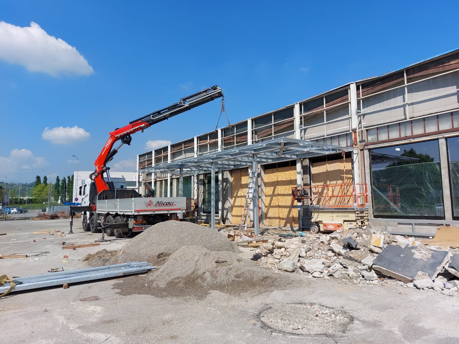 opere di carpenteria metallica per realizzazione di tettoria e pensilina
