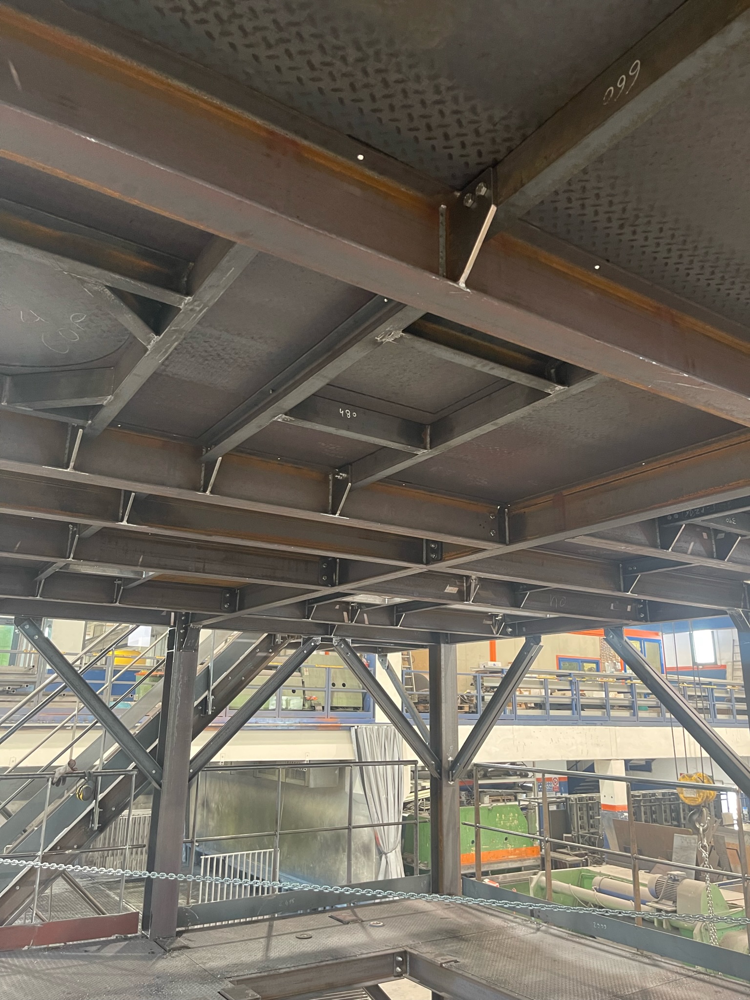 struttura di carpenteria in ferro per soppalco portante