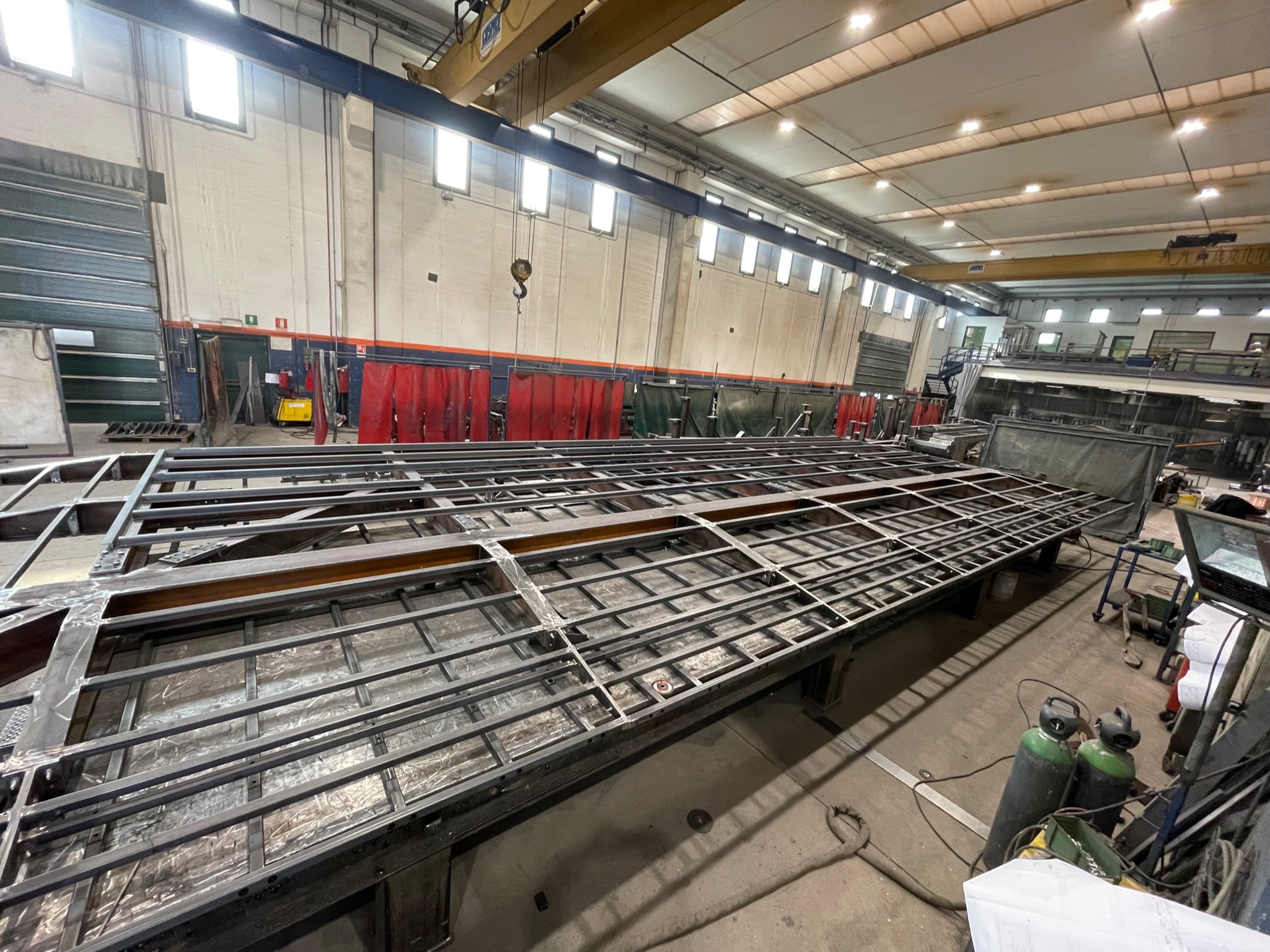 opere di carpenteria metallica per realizzazione di tettoria e pensilina