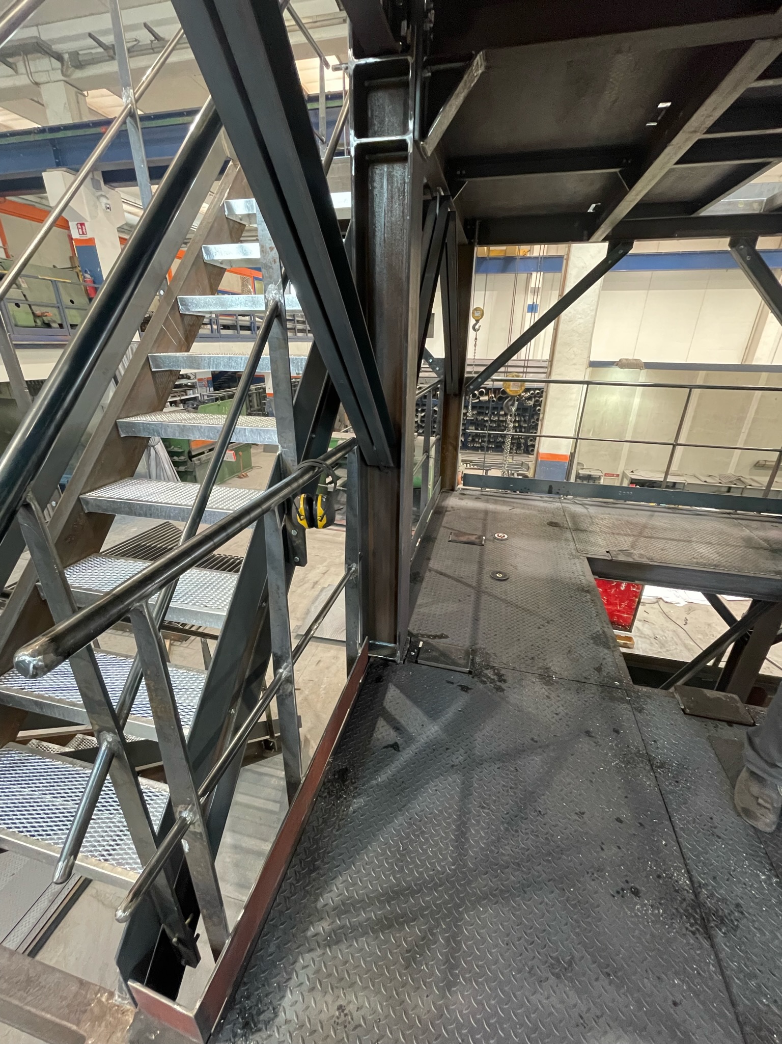 struttura di carpenteria in ferro per soppalco portante