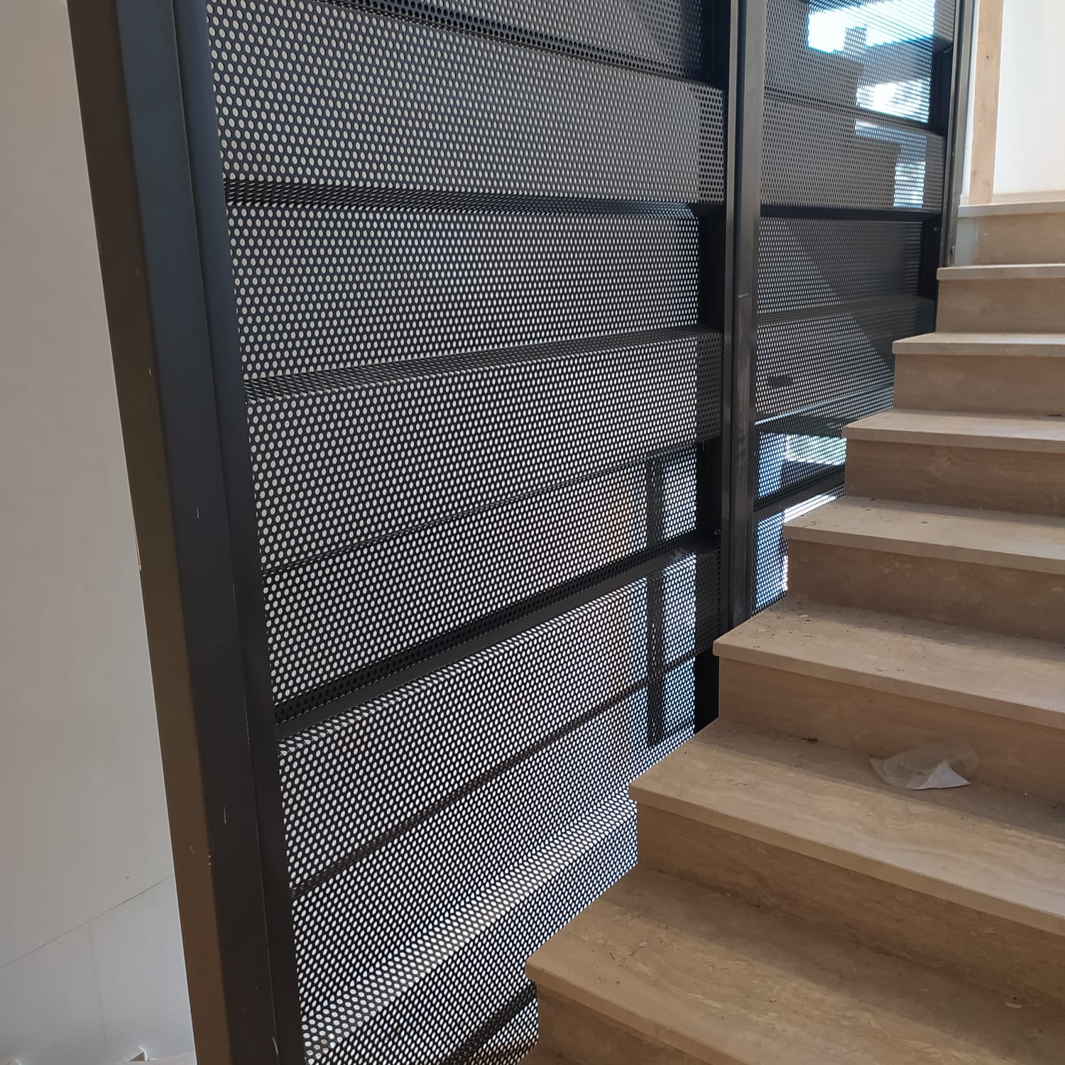 opera di scala interna in ufficio commerciale