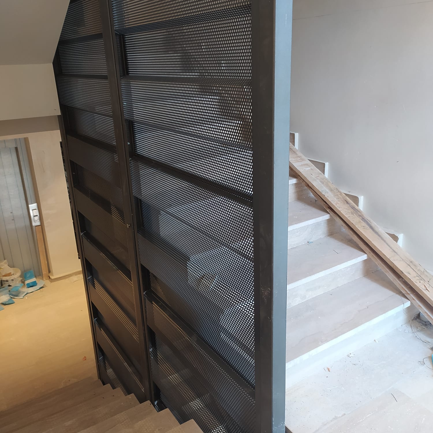 opera di scala interna in ufficio commerciale