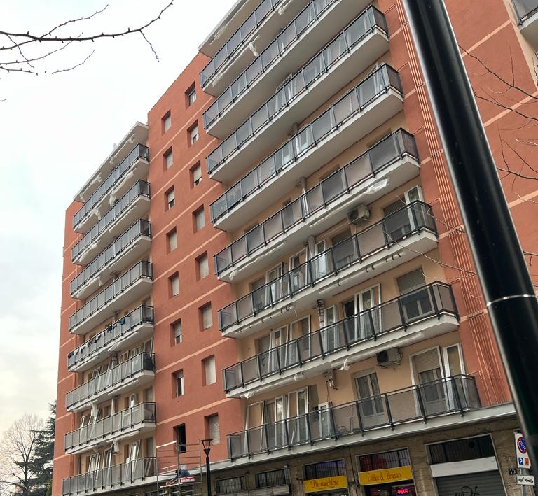 opera di parapetti in condominio a milano