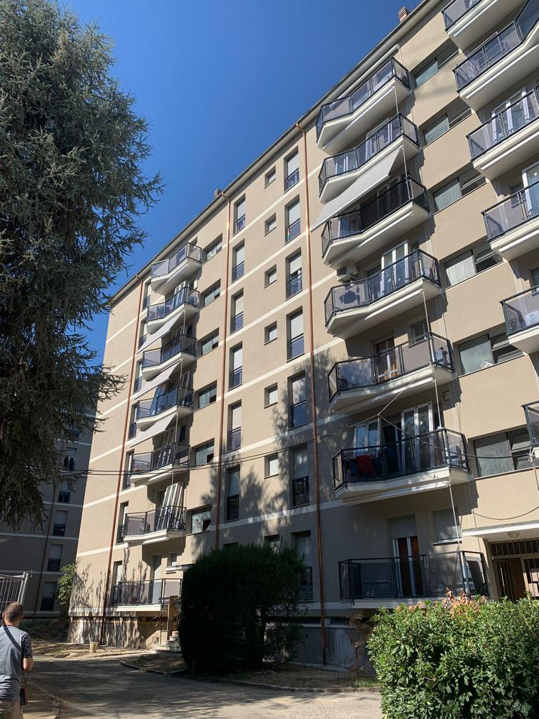 barriere e parapetto montati si balcone in condominio