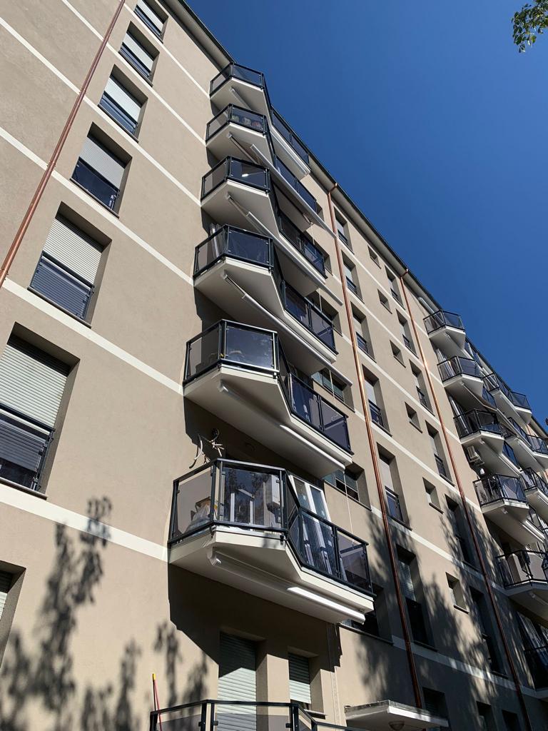 barriere e parapetto montati si balcone in condominio